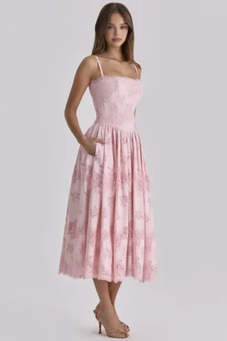 Abito estivo in cotone rosa con pizzo broderie anglaise “Chloe”