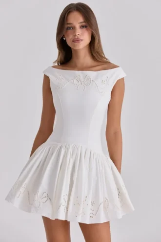Abito Lauren in cotone bianco con ricamo inglese e scollo a barchetta