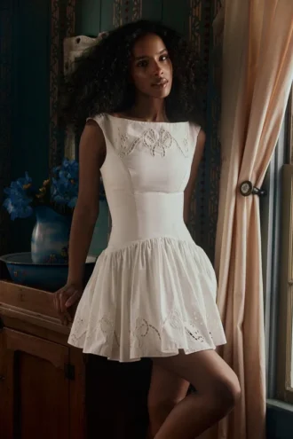 Abito Lauren in cotone bianco con ricamo inglese e scollo a barchetta