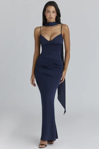 Abito lungo arricciato in raso blu navy + sciarpa Freya