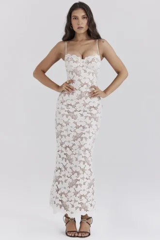 Abito lungo bianco perla con ricami floreali