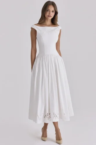 Abito lungo con scollo a barchetta in cotone bianco con ricami broderie anglaise