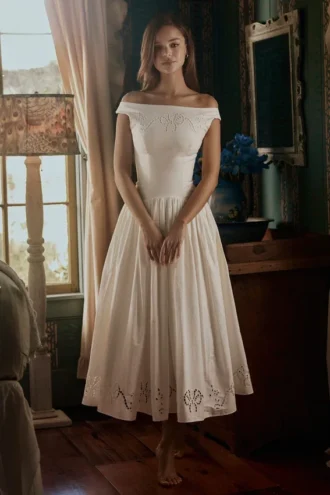 Abito lungo con scollo a barchetta in cotone bianco con ricami broderie anglaise
