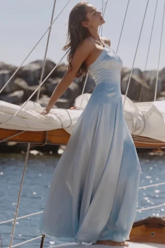 Abito lungo con scollo all’americana e godet in raso blu Avelina