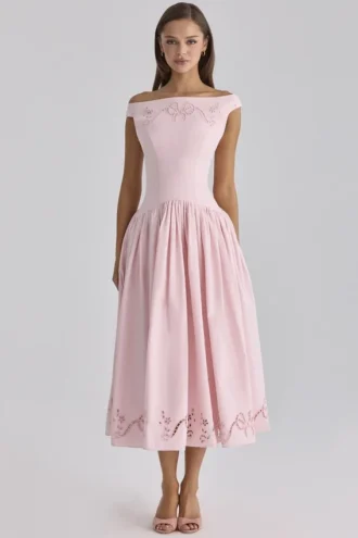 Abito lungo rosa in cotone con ricami all’inglese e scollo a barchetta di Lauren