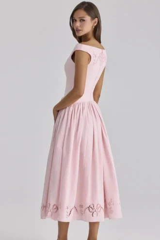 Abito lungo rosa in cotone con ricami all’inglese e scollo a barchetta di Lauren