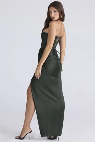 Abito lungo senza spalline in raso Carelle Emerald