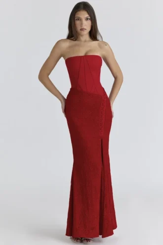Abito lungo senza spalline in raso rosso con pizzo “Valerie”