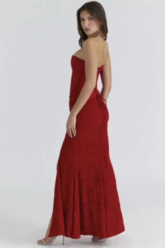 Abito lungo senza spalline in raso rosso con pizzo “Valerie”