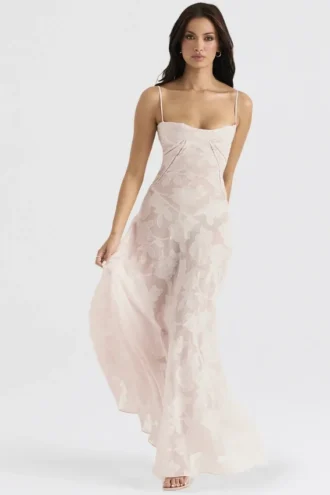 Abito lungo Seren con dorso in pizzo floreale rosa tenue