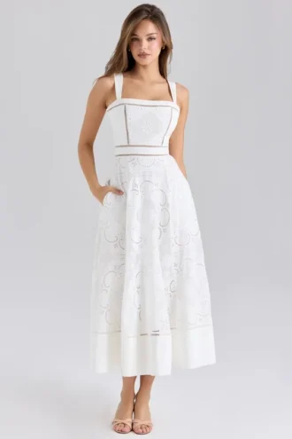 Abito midi Ava in cotone elasticizzato bianco con ricami broderie anglaise