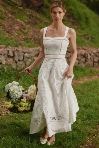 Abito midi Ava in cotone elasticizzato bianco con ricami broderie anglaise