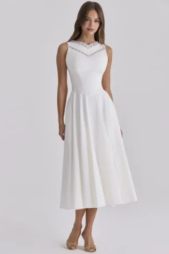 Abito midi bianco Scarlett con pizzo in cotone e cintura in vita