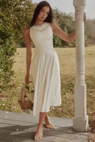 Abito midi bianco Scarlett con pizzo in cotone e cintura in vita