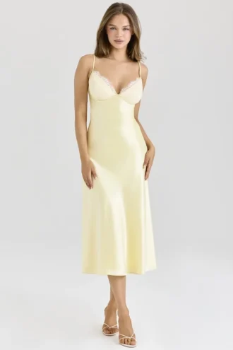Abito midi Felicity in raso giallo burro con taglio sbieco
