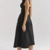 Abito midi in raso nero con spalline intrecciate “Paloma”