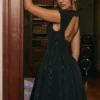 Abito midi nero senza schienale in raso moiré “Debutante”