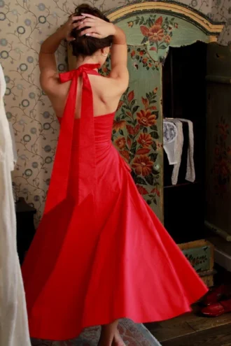 Abito midi rosso in cotone elasticizzato con scollo all’americana e bottoni “Claudia”