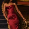 Abito midi senza spalline in raso Santana Berry