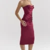 Abito midi senza spalline in raso Santana Berry