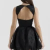 Abito mini a palloncino nero con ricami e schiena scoperta Melika