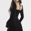Abito mini babydoll in velluto nero con scollo all’americana