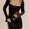 Abito mini babydoll in velluto nero con scollo all’americana