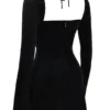 Abito mini babydoll in velluto nero con scollo all’americana