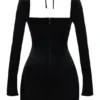 Abito mini babydoll in velluto nero con scollo all’americana