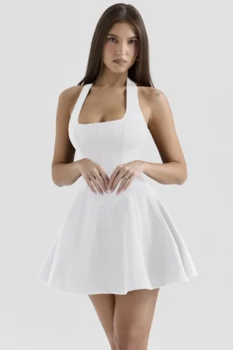 Abito mini bianco con scollo all’americana e fiocchi di Loulette