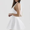 Abito mini bianco con scollo all’americana e fiocchi di Loulette