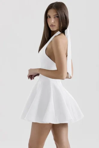 Abito mini bianco con scollo all’americana e fiocchi di Loulette