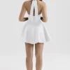 Abito mini bianco con scollo all’americana e fiocchi di Loulette