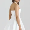 Abito mini bianco in cotone elasticizzato con scollo all’americana “Heidi”