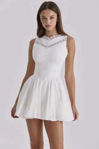Abito mini bianco Scarlett in cotone ricamato con bordi in pizzo