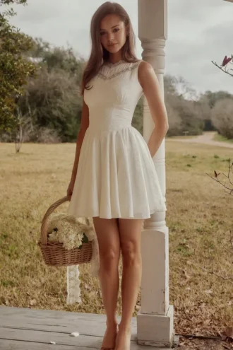 Abito mini bianco Scarlett in cotone ricamato con bordi in pizzo