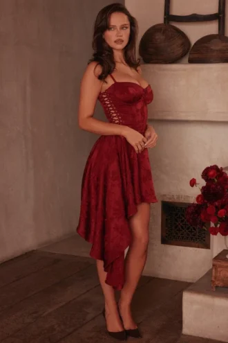 Abito mini drappeggiato in raso jacquard color vino “Lola”