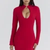 Abito mini in crêpe rosso Lotus con scollo a goccia