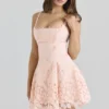 Abito mini Isla in pizzo broderie anglaise con bordi smerlati color pesca