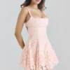 Abito mini Isla in pizzo broderie anglaise con bordi smerlati color pesca