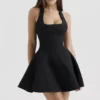Abito mini nero con scollo all’americana e fiocco “Loulette”