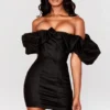 Abito nero in raso con spalle a sbuffo Selena