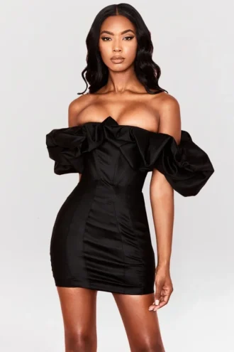 Abito nero in raso con spalle a sbuffo Selena
