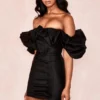 Abito nero in raso con spalle a sbuffo Selena