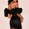 Abito nero in raso con spalle a sbuffo Selena