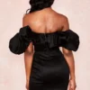 Abito nero in raso con spalle a sbuffo Selena