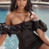 Abito nero in raso con spalle a sbuffo Selena