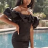Abito nero in raso con spalle a sbuffo Selena