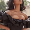 Abito nero in raso con spalle a sbuffo Selena