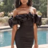 Abito nero in raso con spalle a sbuffo Selena